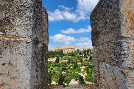 מבט מחרכי החומה למלון קינג דיוויד