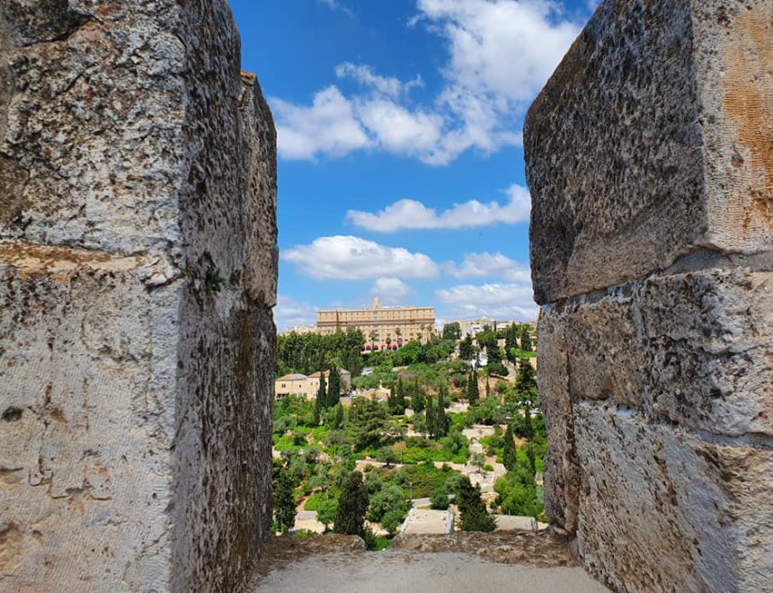 מבט מחרכי החומה למלון קינג דיוויד