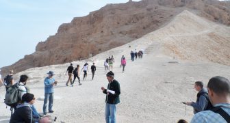 ת-17 דויד גולדברג בהסבר על הסוללה דרכה פרצו הרטמאים למצדה ת-17 דויד גולדברג בהסבר על הסוללה דרכה פרצו הרטמאים למצדה