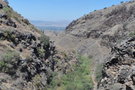 ת-17 מהתצפית על מפל ג'ילבון ניתן לרדת לבריכה בתחתית המפל ומשם לרדת עד חניון נחל ג'ילבון תחתון לגשר הפקק