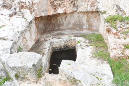 ת-19 קבר מדפים שיטת קבורה מימי מלכות יהודה