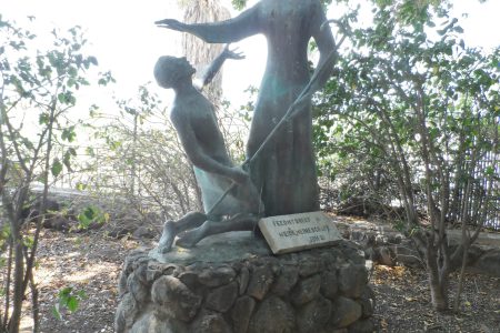 ת-44 פסל הענקת הבכורה לפטרוס במתחם כנסיית הבכורה