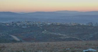 ת-91 פקועה מאחורי גדר הפרדה במבט מהר ברקן ת-91 פקועה מאחורי גדר הפרדה במבט מהר ברקן