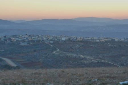 ת-91 פקועה מאחורי גדר הפרדה במבט מהר ברקן